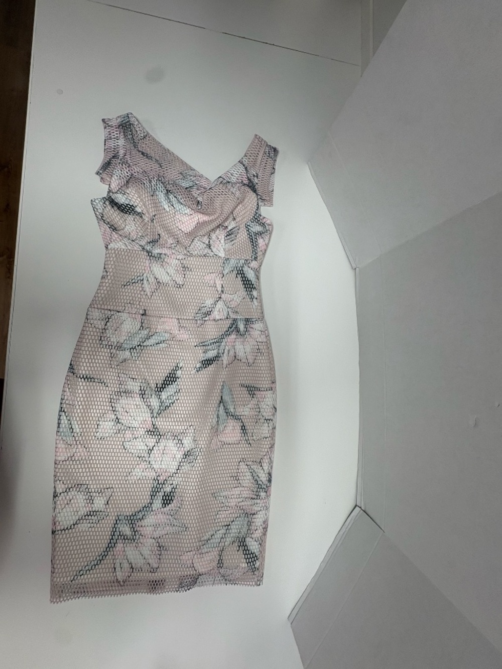Black Halo Jackie O Floral Dress - Size 6. - Picture 5 of 16